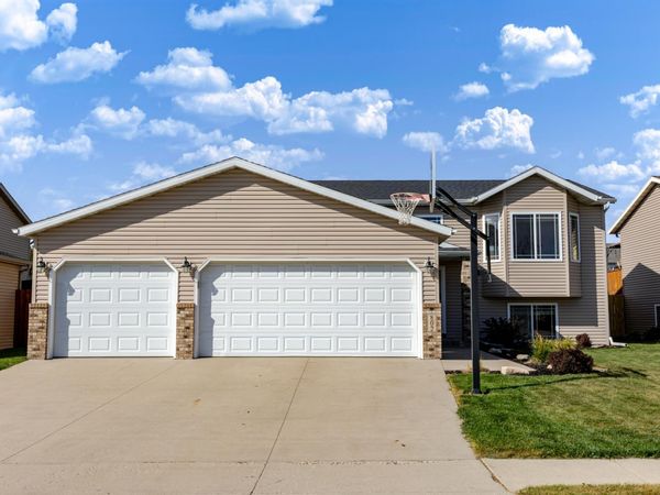 802 18th Avenue W, West Fargo, ND 58078