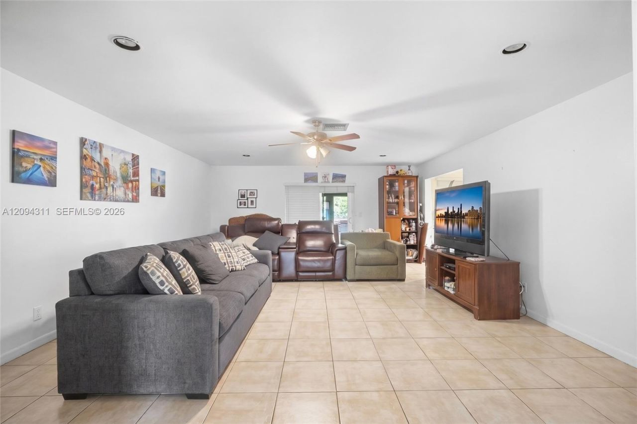 19901 Highland Lakes Blvd , Miami, FL 33179 Photo