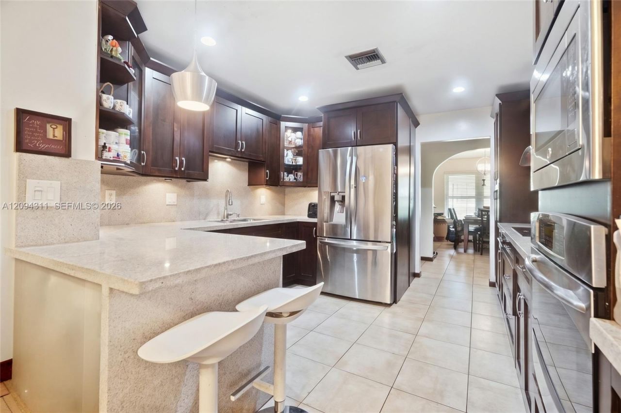 19901 Highland Lakes Blvd , Miami, FL 33179 Photo