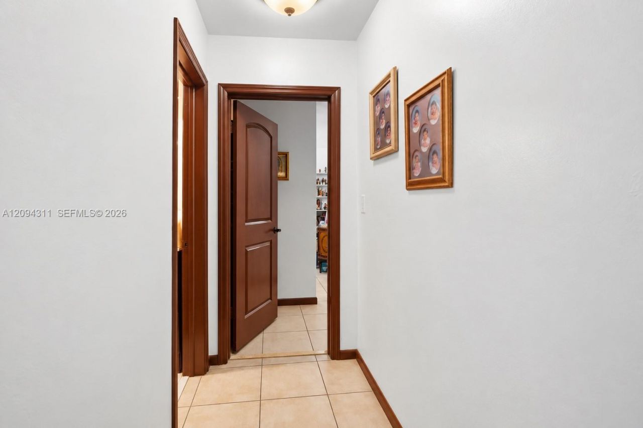 19901 Highland Lakes Blvd , Miami, FL 33179 Photo