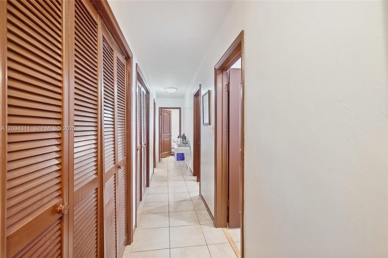19901 Highland Lakes Blvd , Miami, FL 33179 Photo