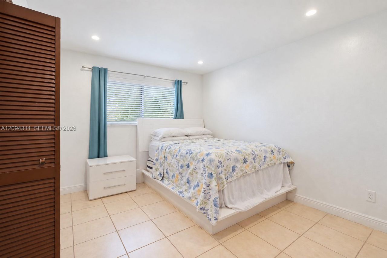 19901 Highland Lakes Blvd , Miami, FL 33179 Photo