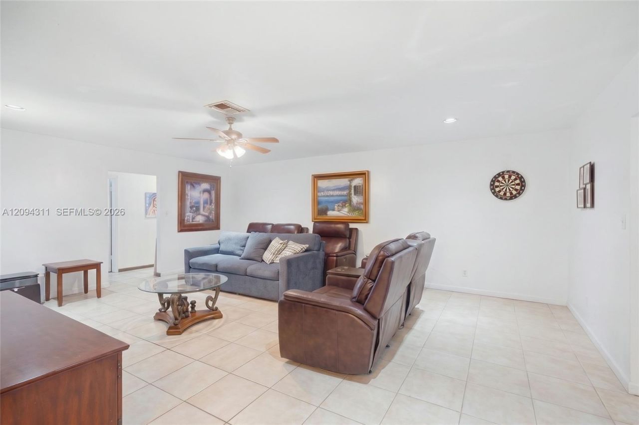 19901 Highland Lakes Blvd , Miami, FL 33179 Photo