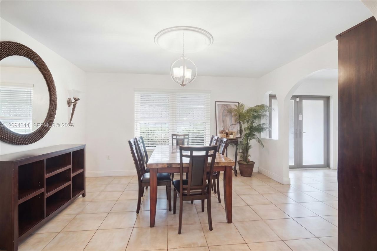 19901 Highland Lakes Blvd , Miami, FL 33179 Photo