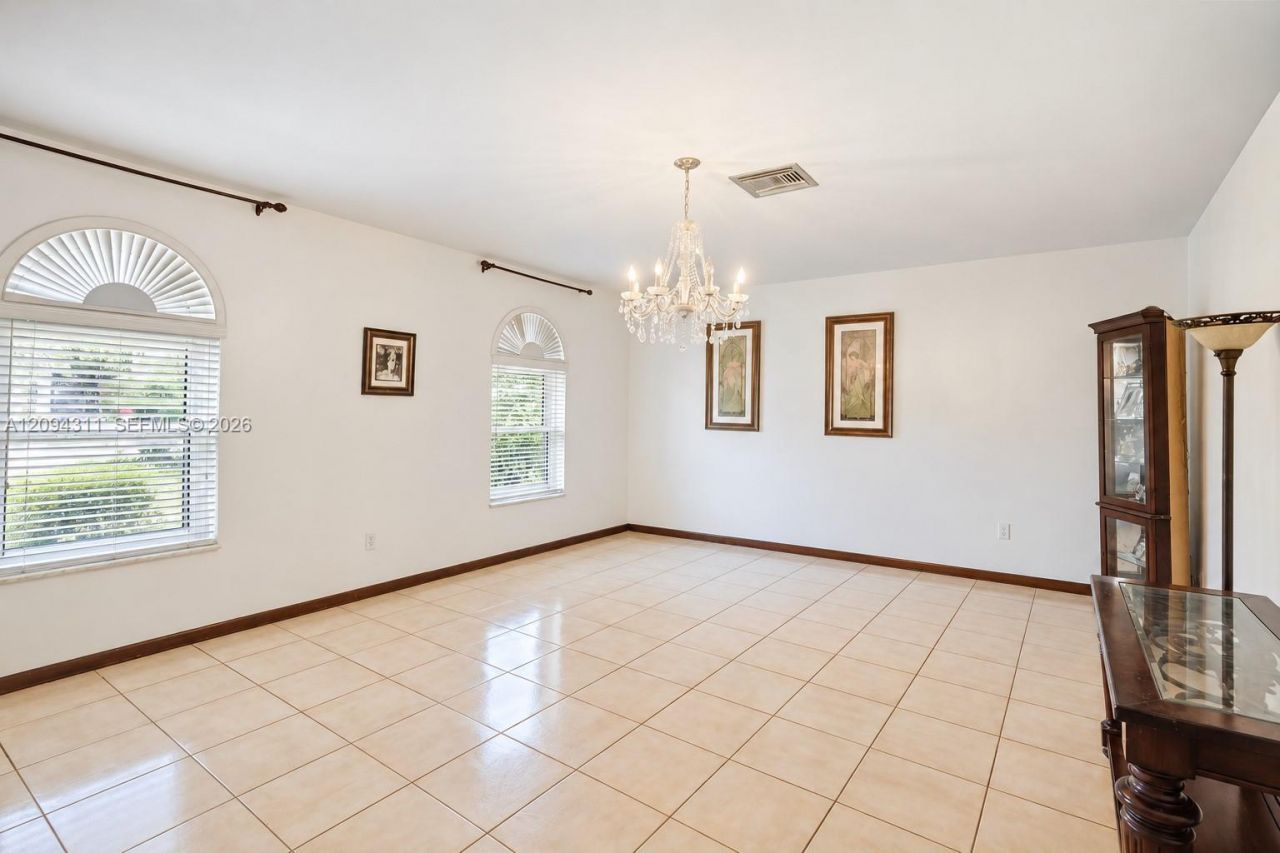 19901 Highland Lakes Blvd , Miami, FL 33179 Photo