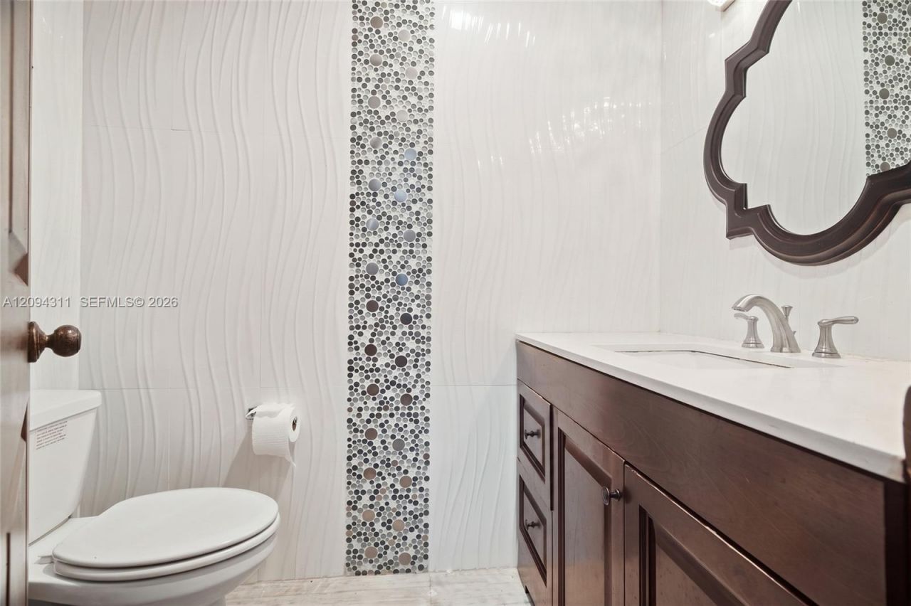 19901 Highland Lakes Blvd , Miami, FL 33179 Photo