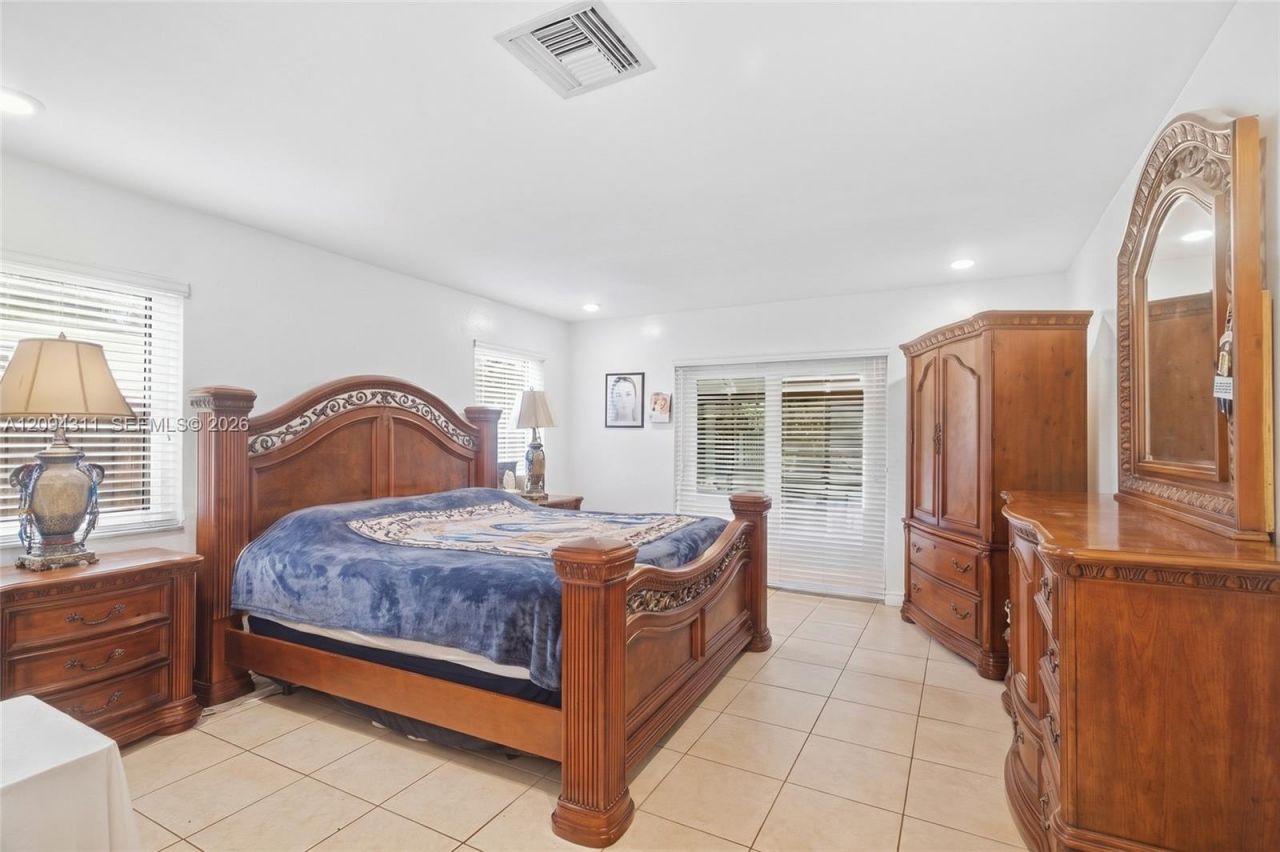 19901 Highland Lakes Blvd , Miami, FL 33179 Photo
