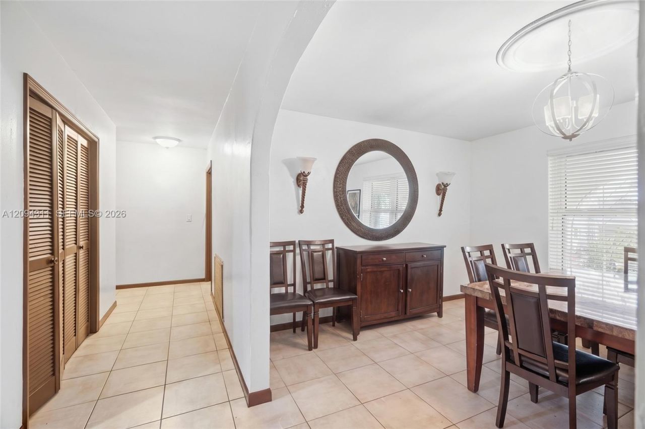 19901 Highland Lakes Blvd , Miami, FL 33179 Photo