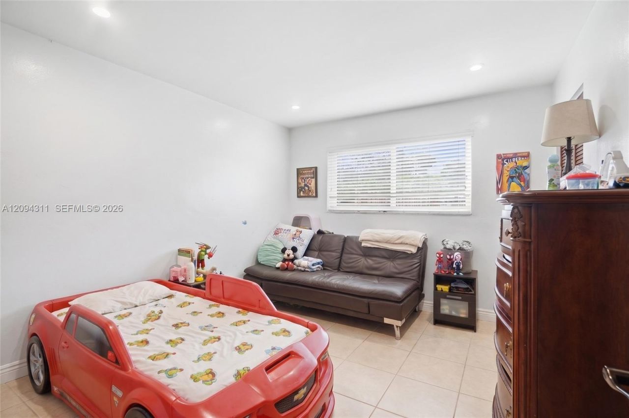 19901 Highland Lakes Blvd , Miami, FL 33179 Photo