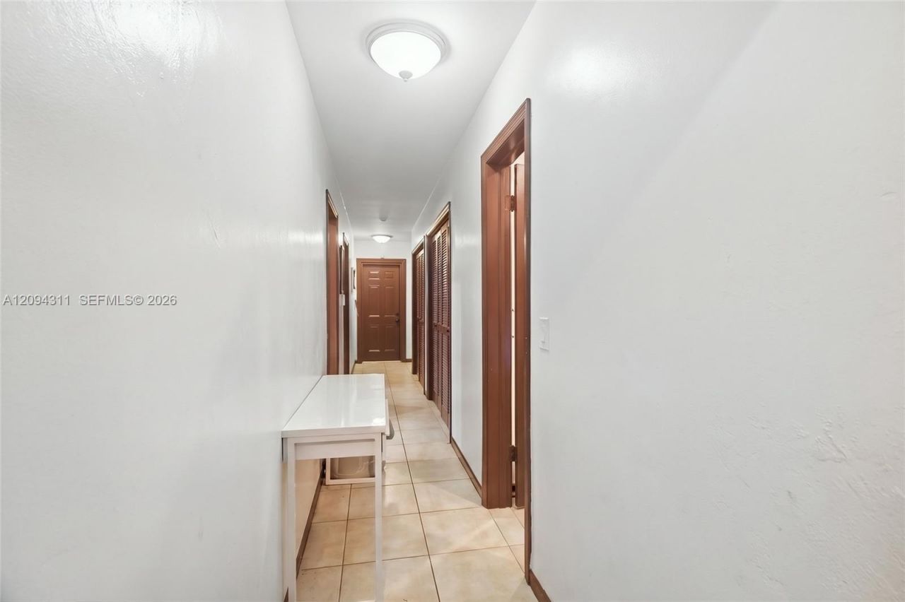19901 Highland Lakes Blvd , Miami, FL 33179 Photo