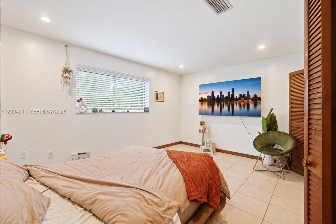 19901 Highland Lakes Blvd , Miami, FL 33179 Photo