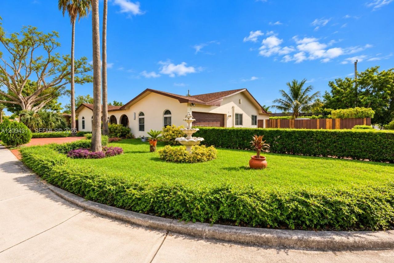 19901 Highland Lakes Blvd , Miami, FL 33179 Photo