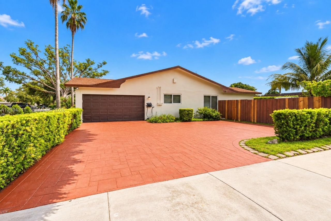 19901 Highland Lakes Blvd , Miami, FL 33179 Photo