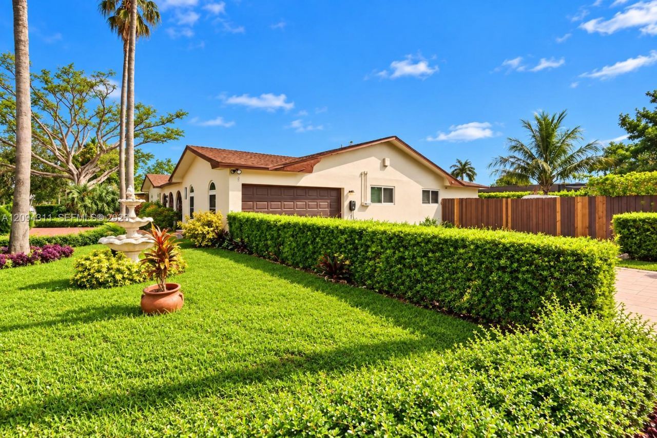 19901 Highland Lakes Blvd , Miami, FL 33179 Photo