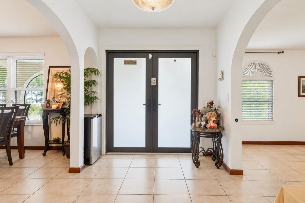 19901 Highland Lakes Blvd , Miami, FL 33179 Photo