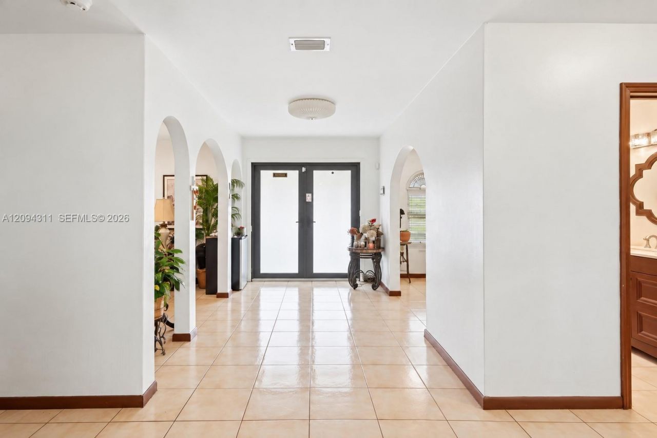 19901 Highland Lakes Blvd , Miami, FL 33179 Photo