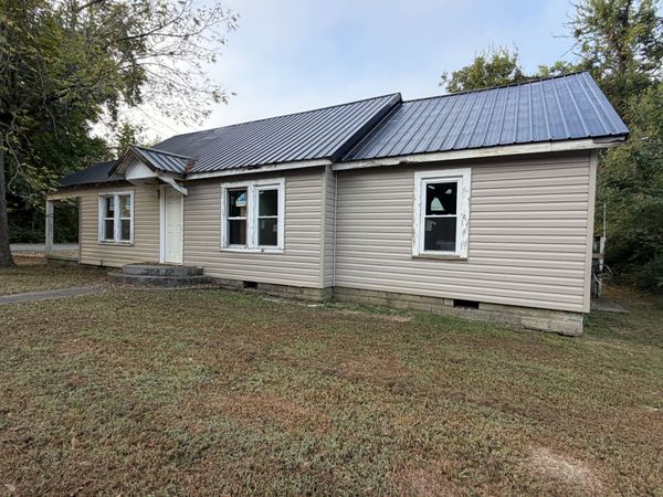300 Smith Ave , Hohenwald, TN 38462