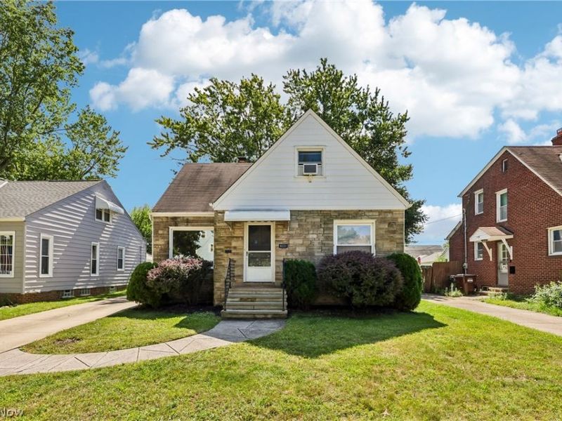 8223 Manorford Drive, Cleveland, OH 44129 Photo 2