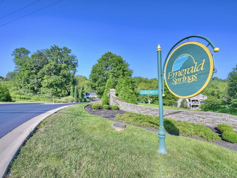 2097 Clareglen Drive, Unit 202, Crescent Springs, KY 41017 Photo 2