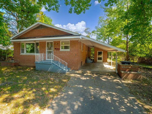 701 S Benwood Drive , Carbondale, IL 62901