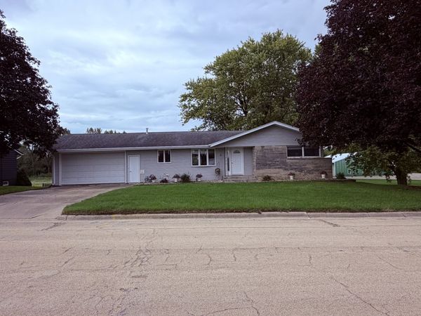 4 Genesee Court , Morrison, IL 61270