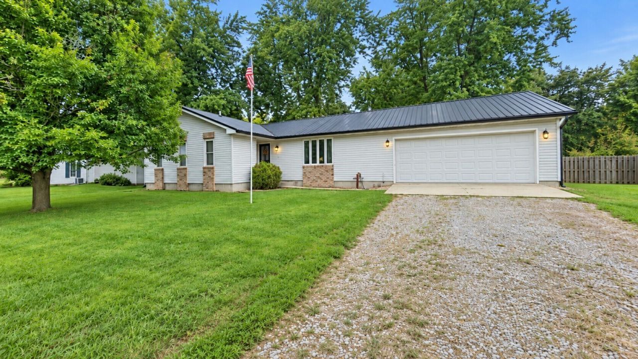 404 E Oak Street, Le Roy, IL 61752 Main Photo