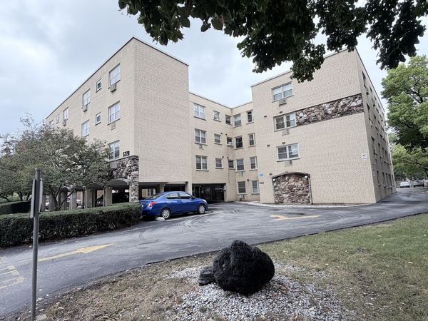 5220 Oakton Street , Unit 204, Skokie, IL 60077
