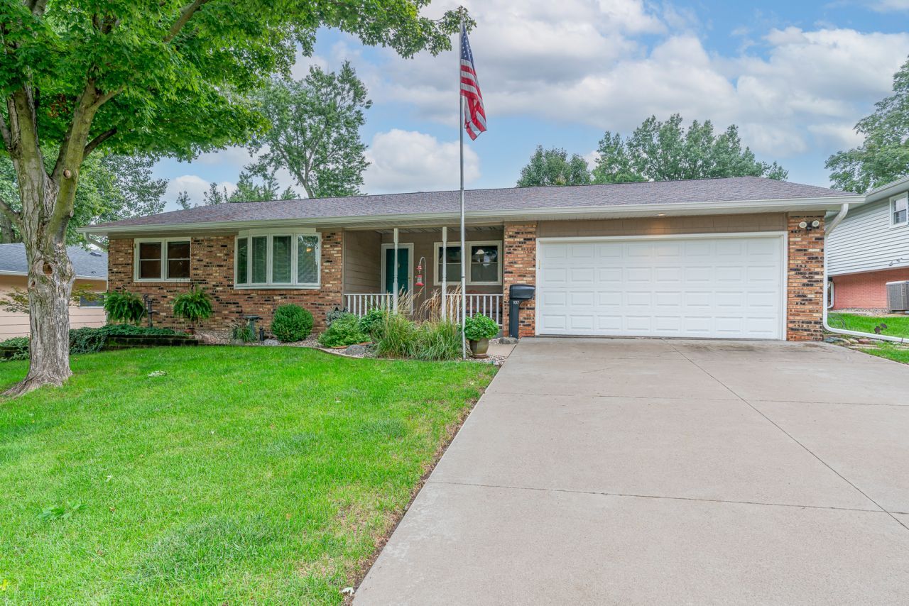 1017 Mount Vernon Drive, Davenport, IA 52806 Main Photo
