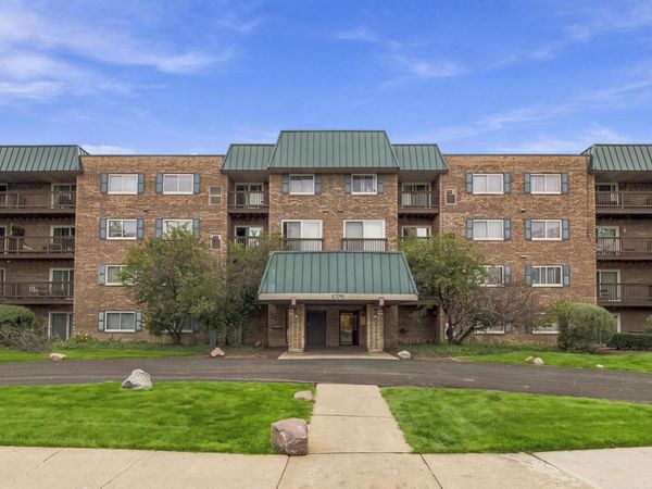 675 GROVE Drive , Unit 304, Elk Grove Village, IL 60007