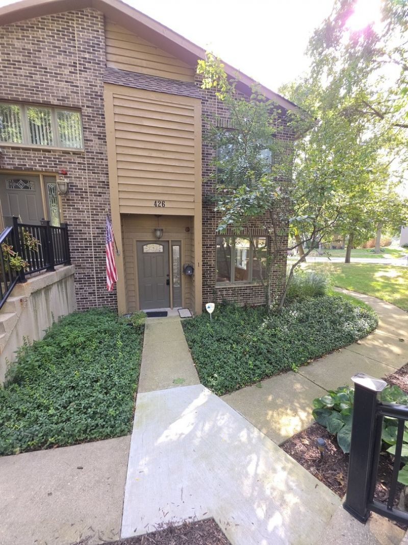 426 S 4th Street, Unit 1, Saint Charles, IL 60174 Main Photo
