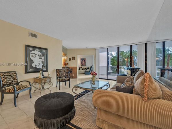 20281 E Country Club Dr, Unit 305, Aventura, FL 33180