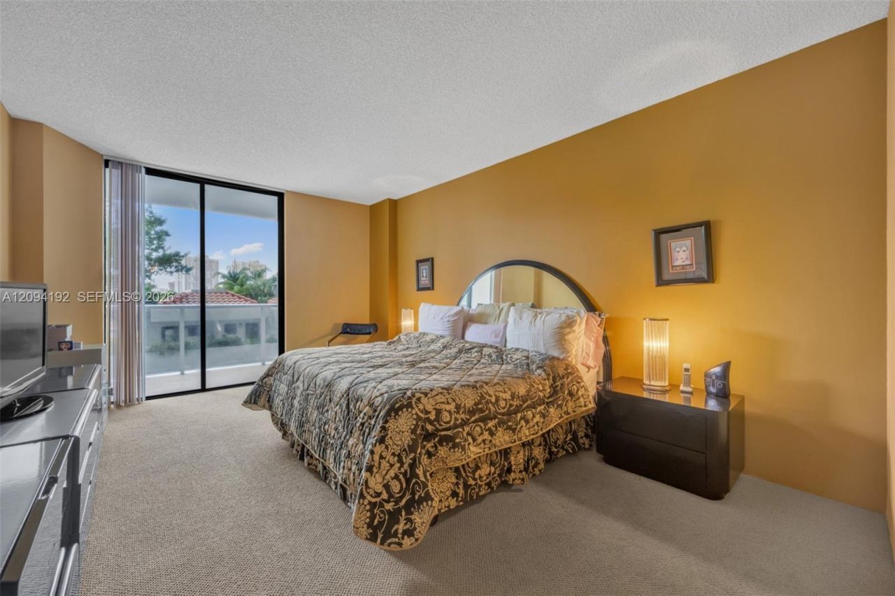 20281 E Country Club Dr, Unit 305, Aventura, FL 33180 Photo