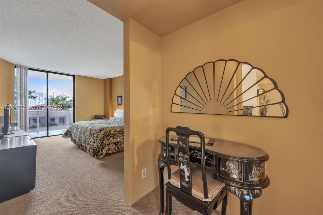 20281 E Country Club Dr, Unit 305, Aventura, FL 33180 Photo