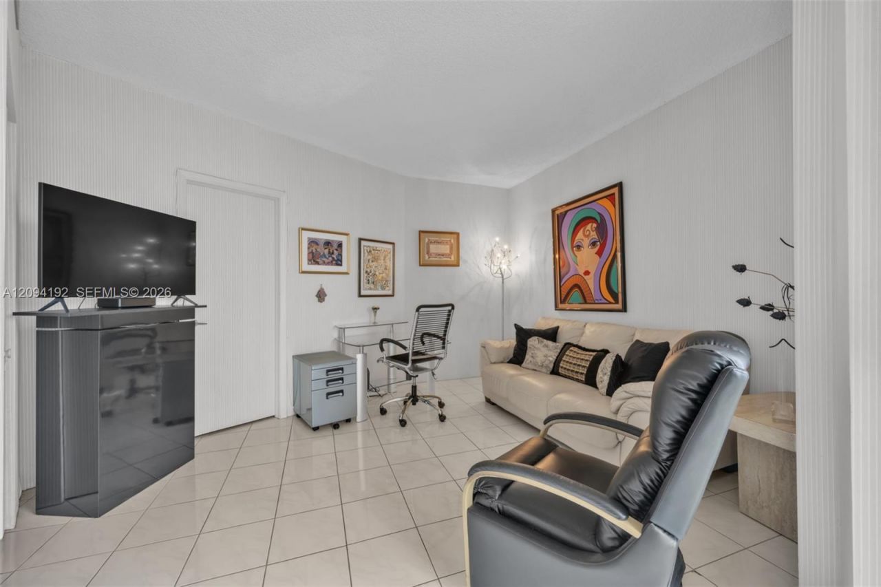 20281 E Country Club Dr, Unit 305, Aventura, FL 33180 Photo