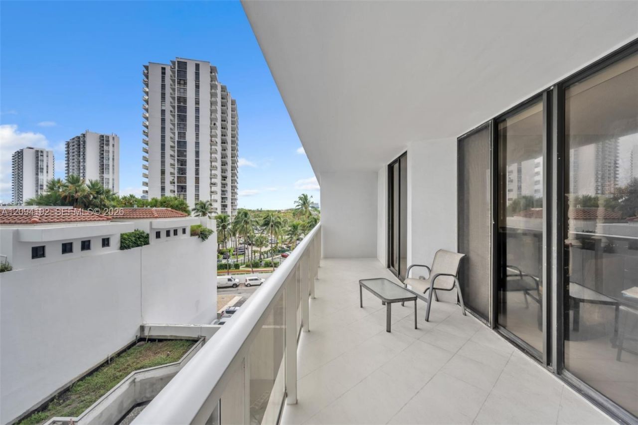 20281 E Country Club Dr, Unit 305, Aventura, FL 33180 Photo