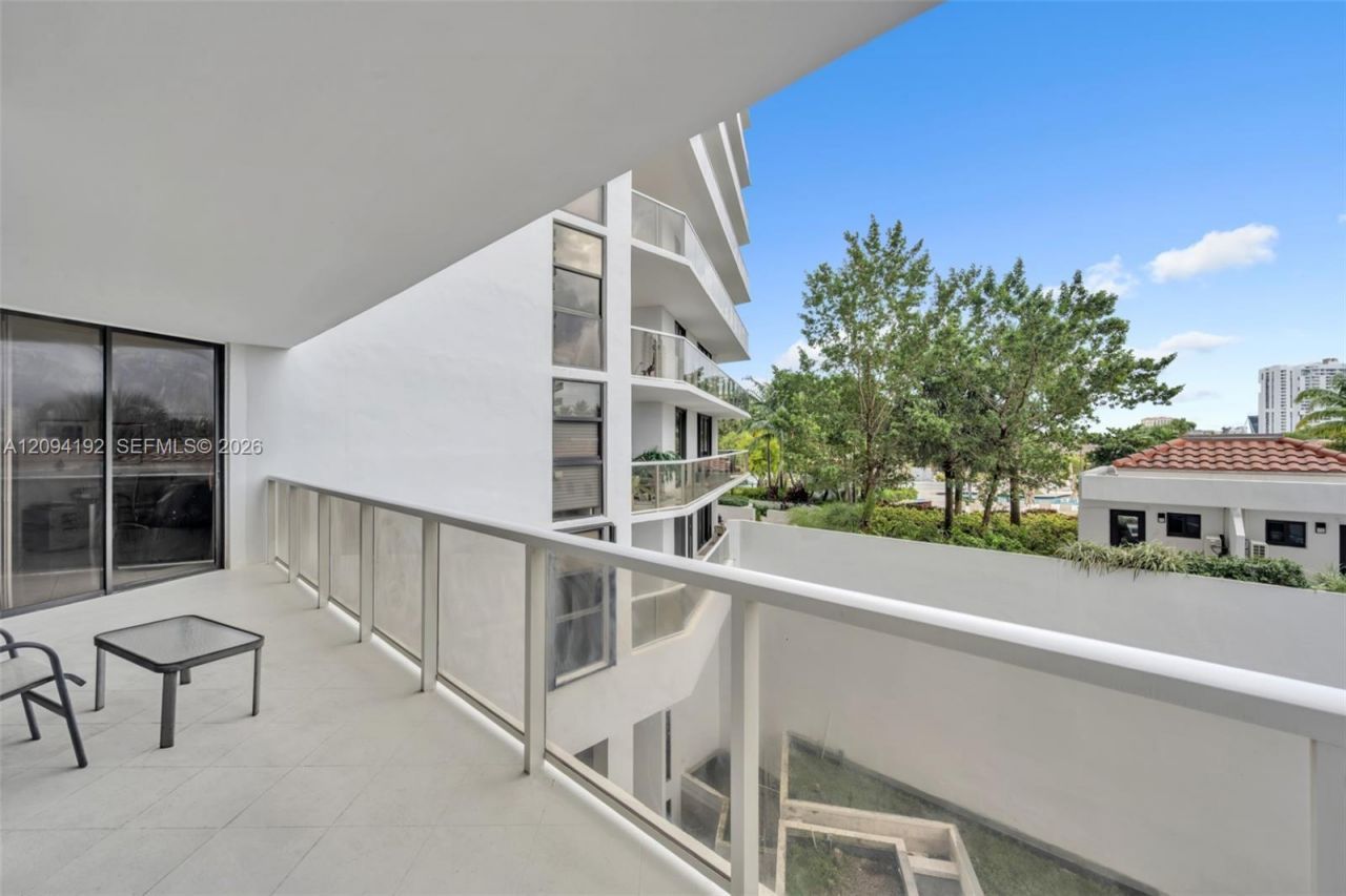 20281 E Country Club Dr, Unit 305, Aventura, FL 33180 Photo