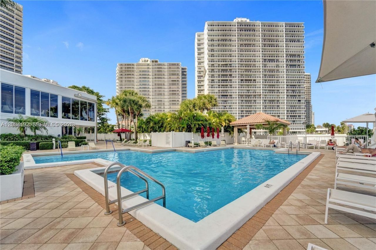20281 E Country Club Dr, Unit 305, Aventura, FL 33180 Photo