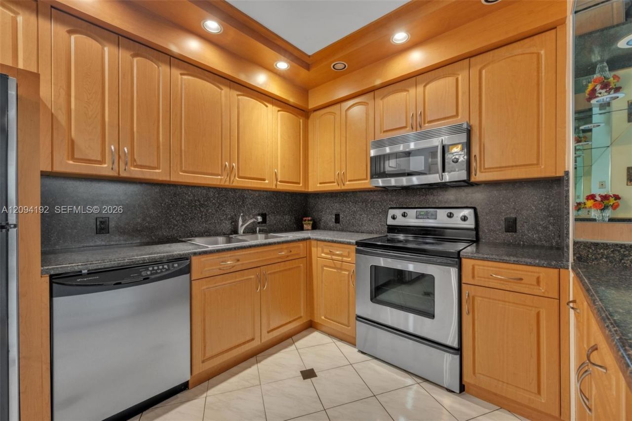 20281 E Country Club Dr, Unit 305, Aventura, FL 33180 Photo