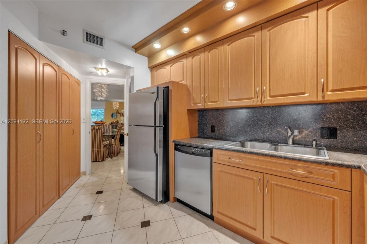 20281 E Country Club Dr, Unit 305, Aventura, FL 33180 Photo