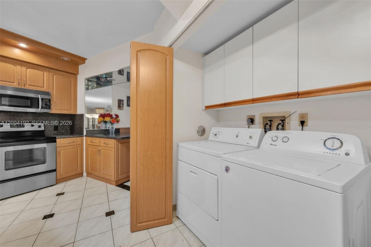 20281 E Country Club Dr, Unit 305, Aventura, FL 33180 Photo