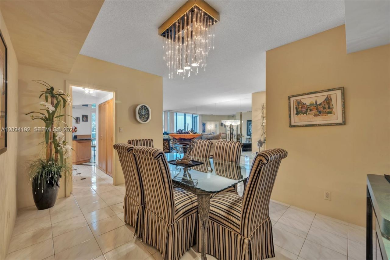 20281 E Country Club Dr, Unit 305, Aventura, FL 33180 Photo