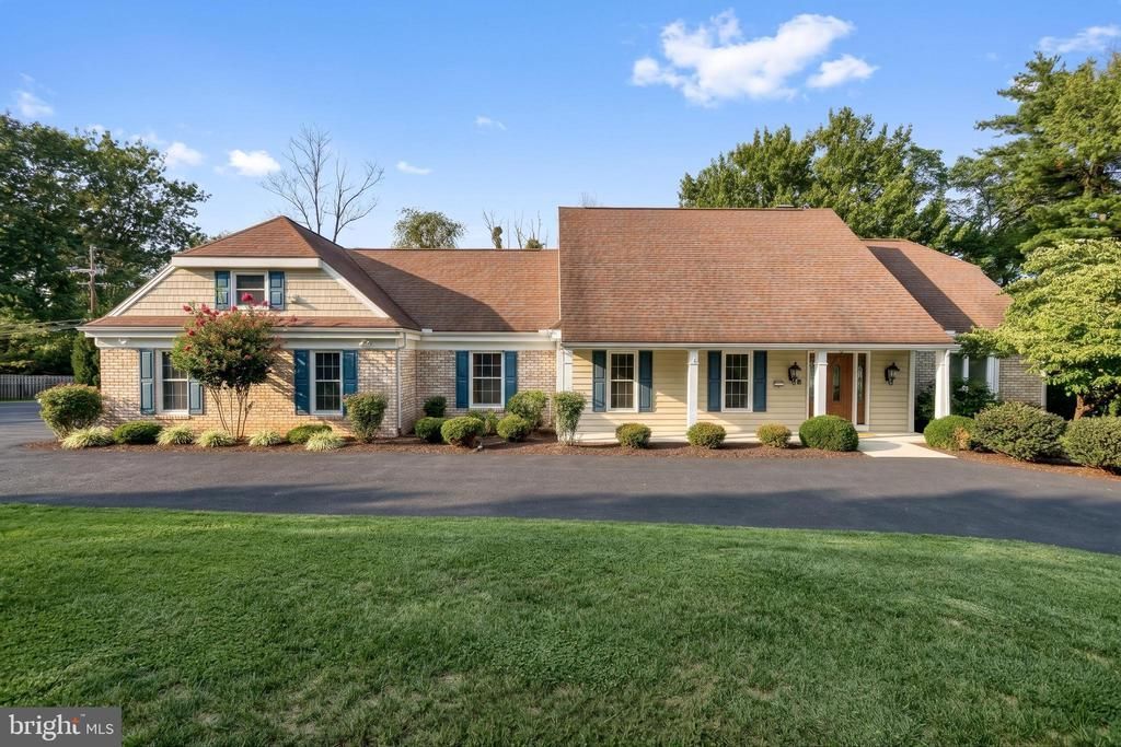 1 W LAWN CIRCLE , LEMOYNE, PA 17043