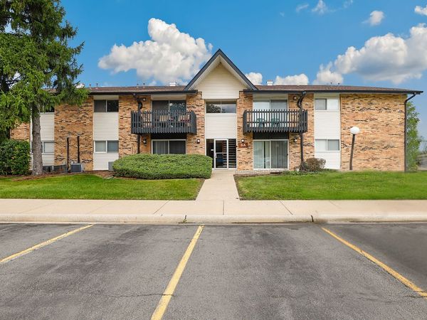5 Kingery Quarter , Unit 5-104, Willowbrook, IL 60527