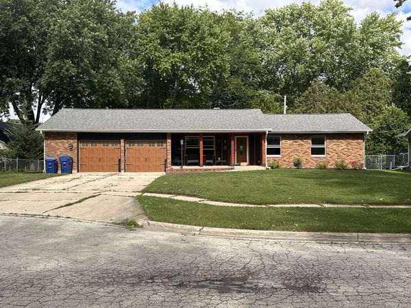 114 Ebbesen Drive , DeKalb, IL 60115