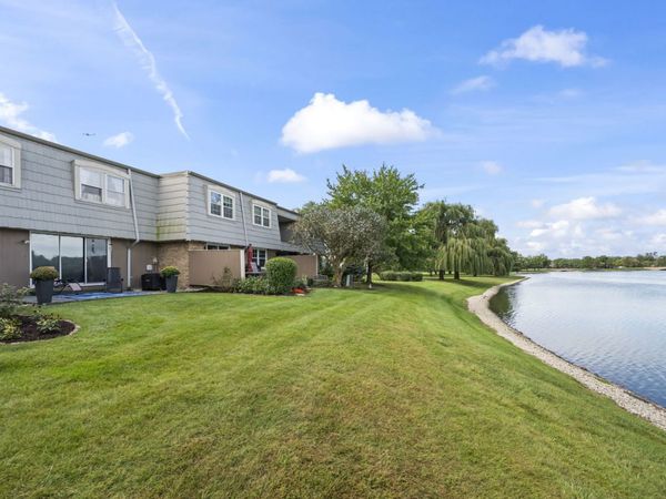 670 Versailles Circle, Unit D, Elk Grove Village, IL 60007