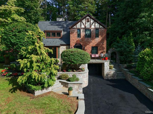 17 Sinclair Martin Drive , Roslyn, NY 11576