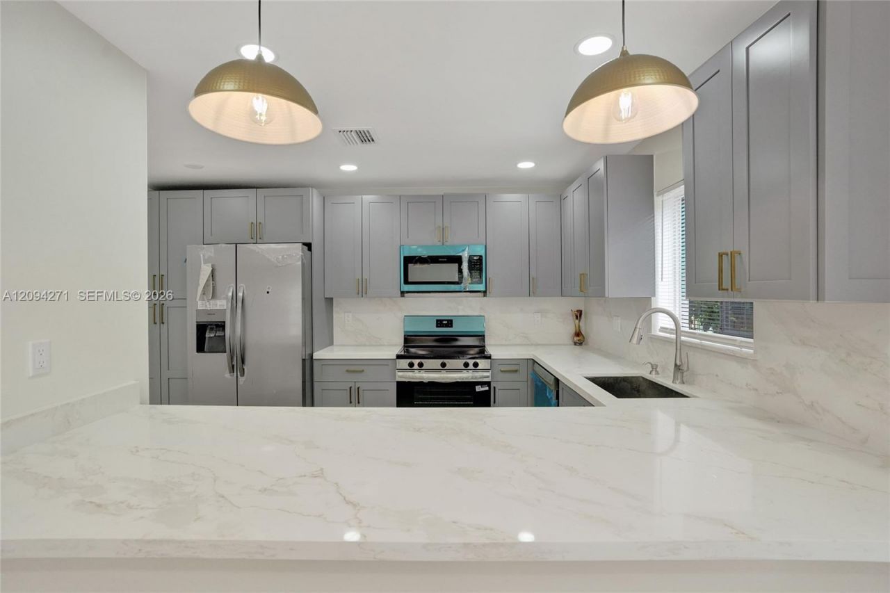 8741 SW 10th St, Pembroke Pines, FL 33025 Photo