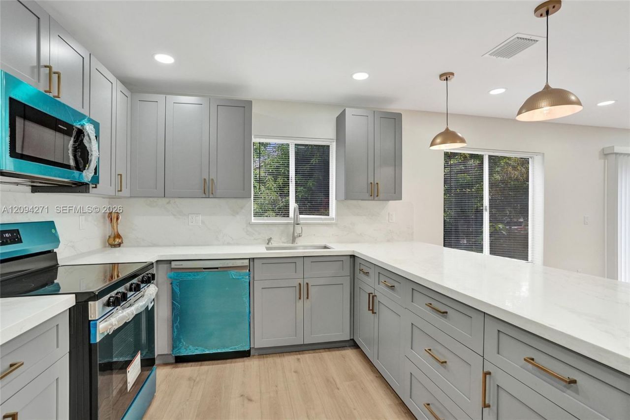 8741 SW 10th St, Pembroke Pines, FL 33025 Photo