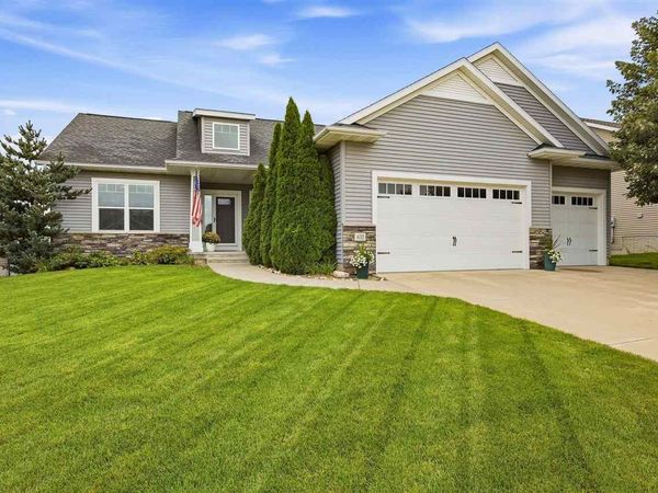 435 Oak Park Circle, Marion, IA 52302