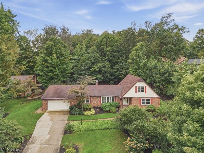 2500 Treetop Circle NE, Canton, OH 44705 Photo 2